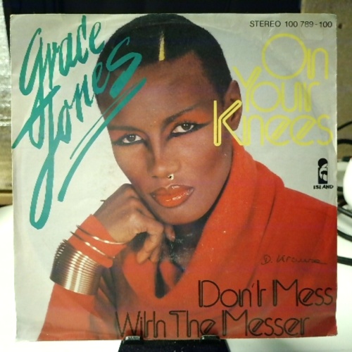 SINGLE / Grace Jones – On Your Knees