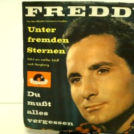 SINGLE / Freddy* – Unter Fremden Sternen / Du Mußt Alles Vergessen