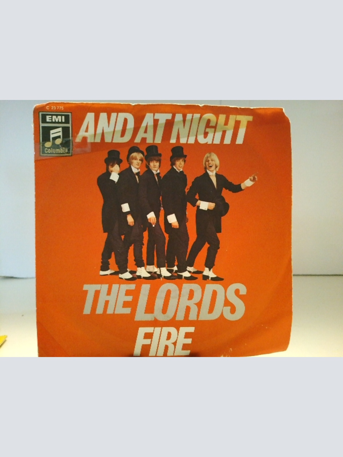 SINGLE / The Lords – And At Night / Fire