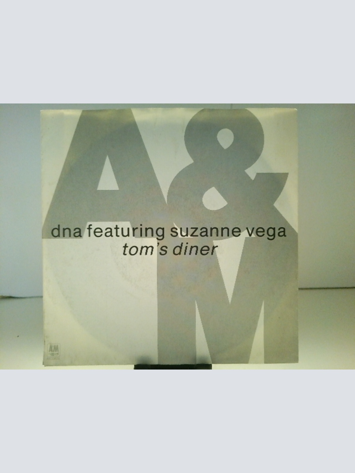 SINGLE / DNA Featuring Suzanne Vega – Tom's Diner