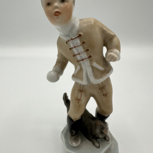 Herend Junge mit Schneeball