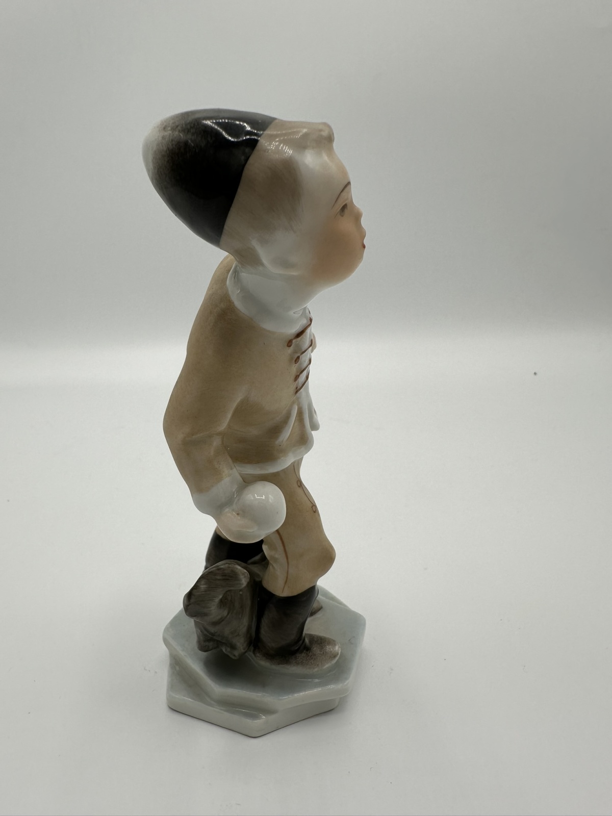 Herend Junge mit Schneeball