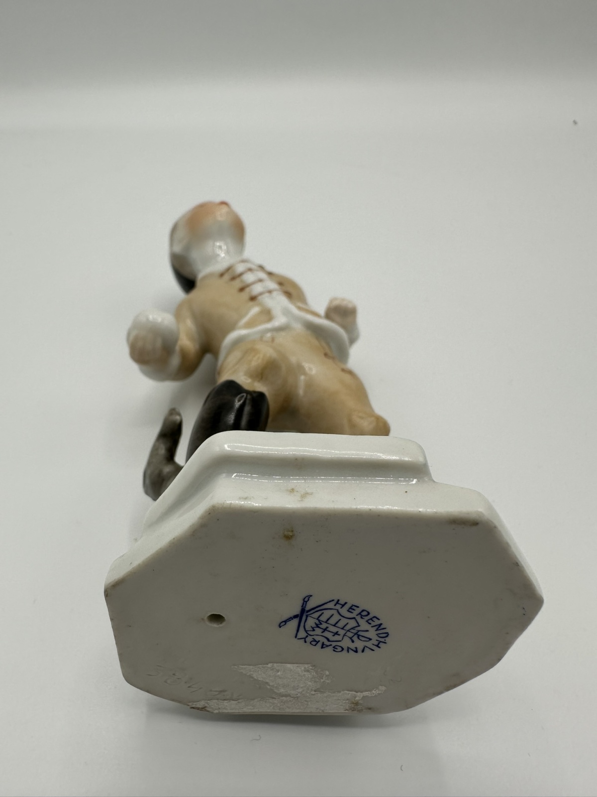 Herend Junge mit Schneeball