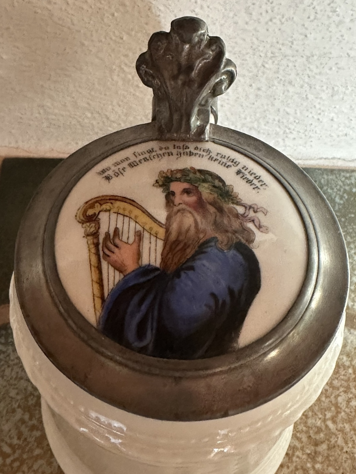 Wunderschöner seltener Reservistenkrug mit Bild und Spruch des Dichters Ludwig Uhland, mit Bodenbild