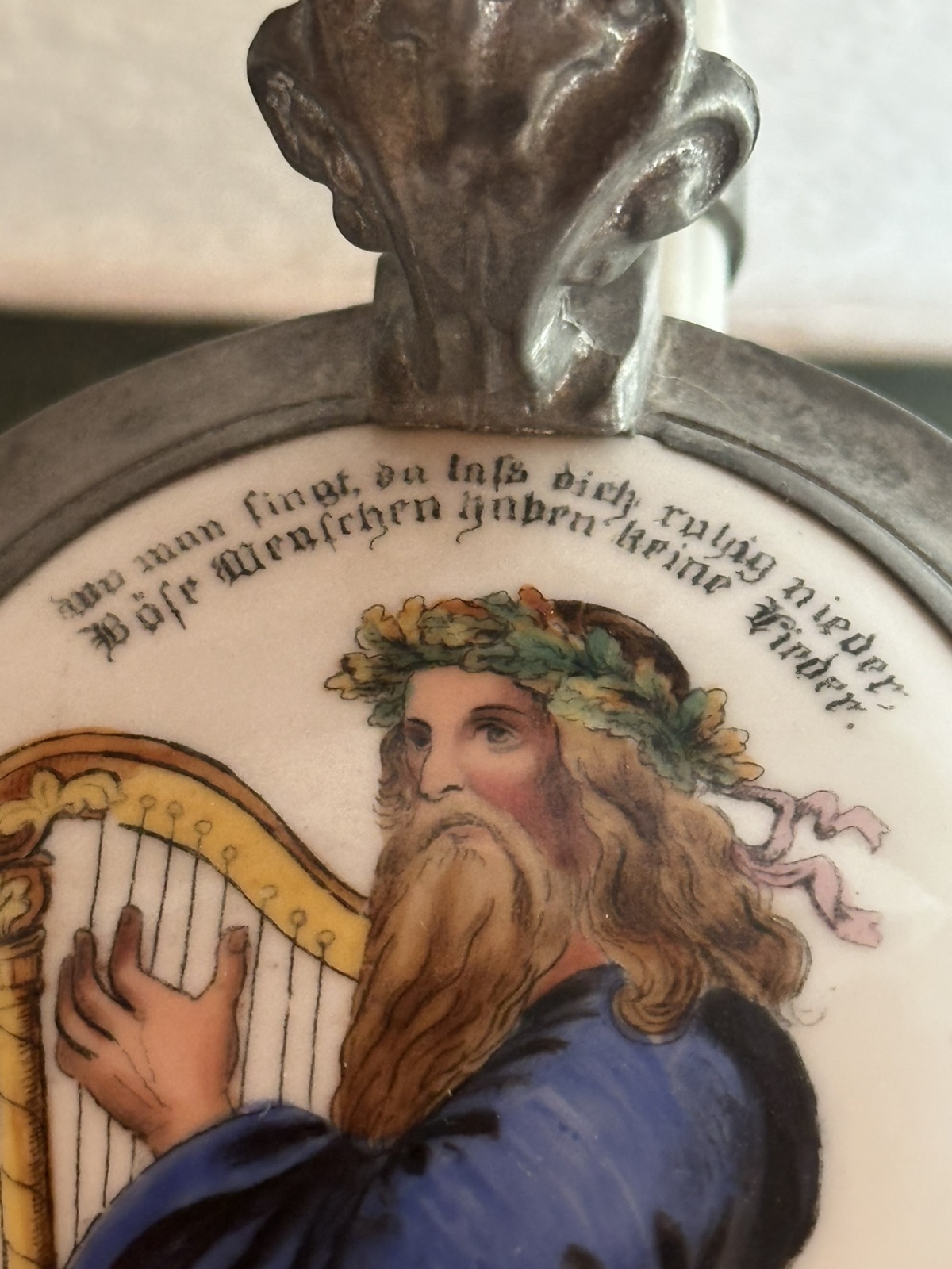 Wunderschöner seltener Reservistenkrug mit Bild und Spruch des Dichters Ludwig Uhland, mit Bodenbild