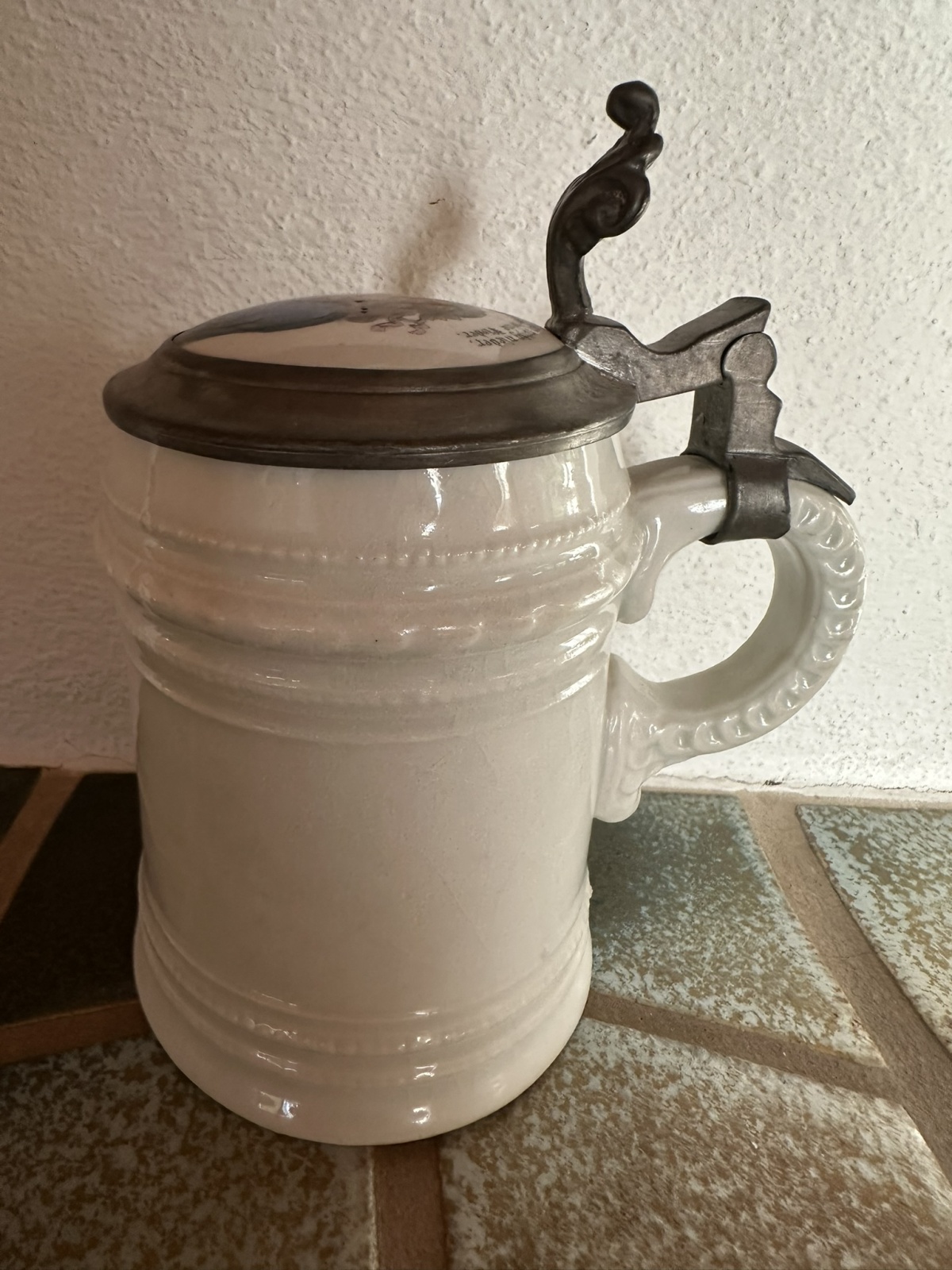 Wunderschöner seltener Reservistenkrug mit Bild und Spruch des Dichters Ludwig Uhland, mit Bodenbild