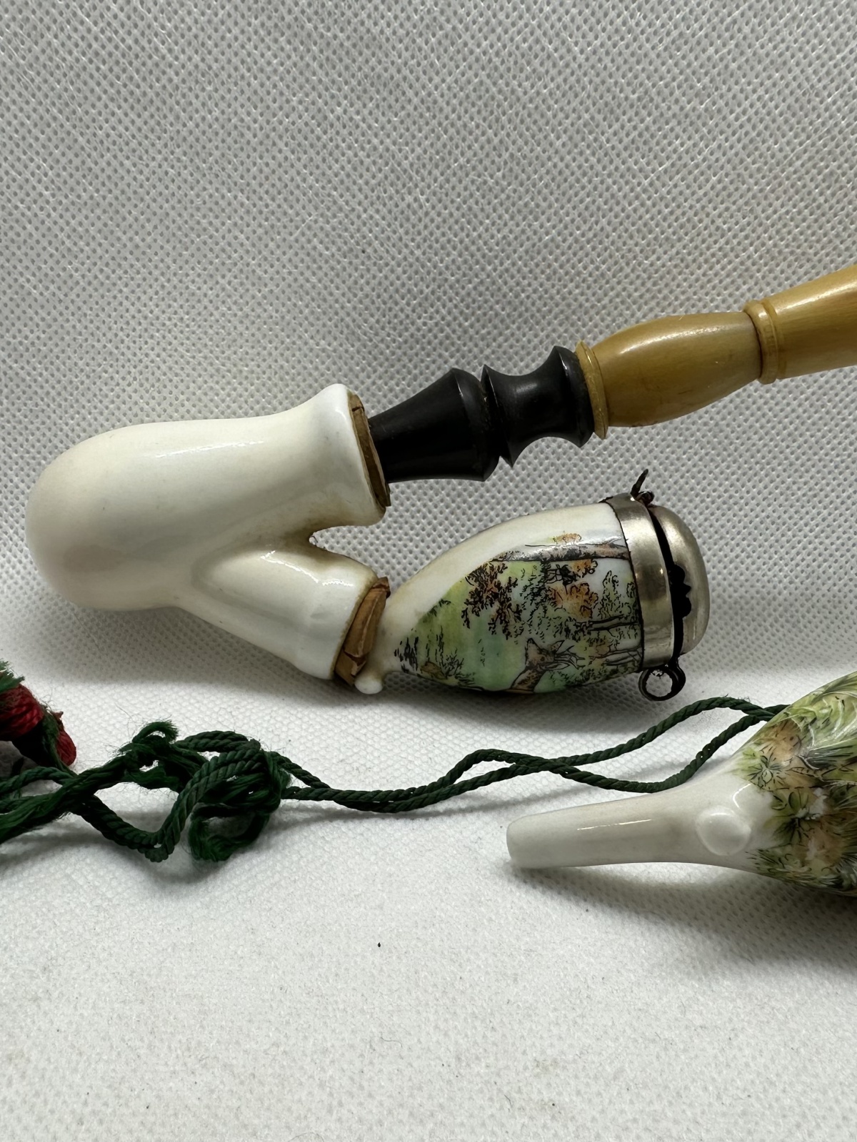 Antike Gesteckpfeife mit zwei Porzellanköpfen Jagdmotiv (Reh, Auerhahn)