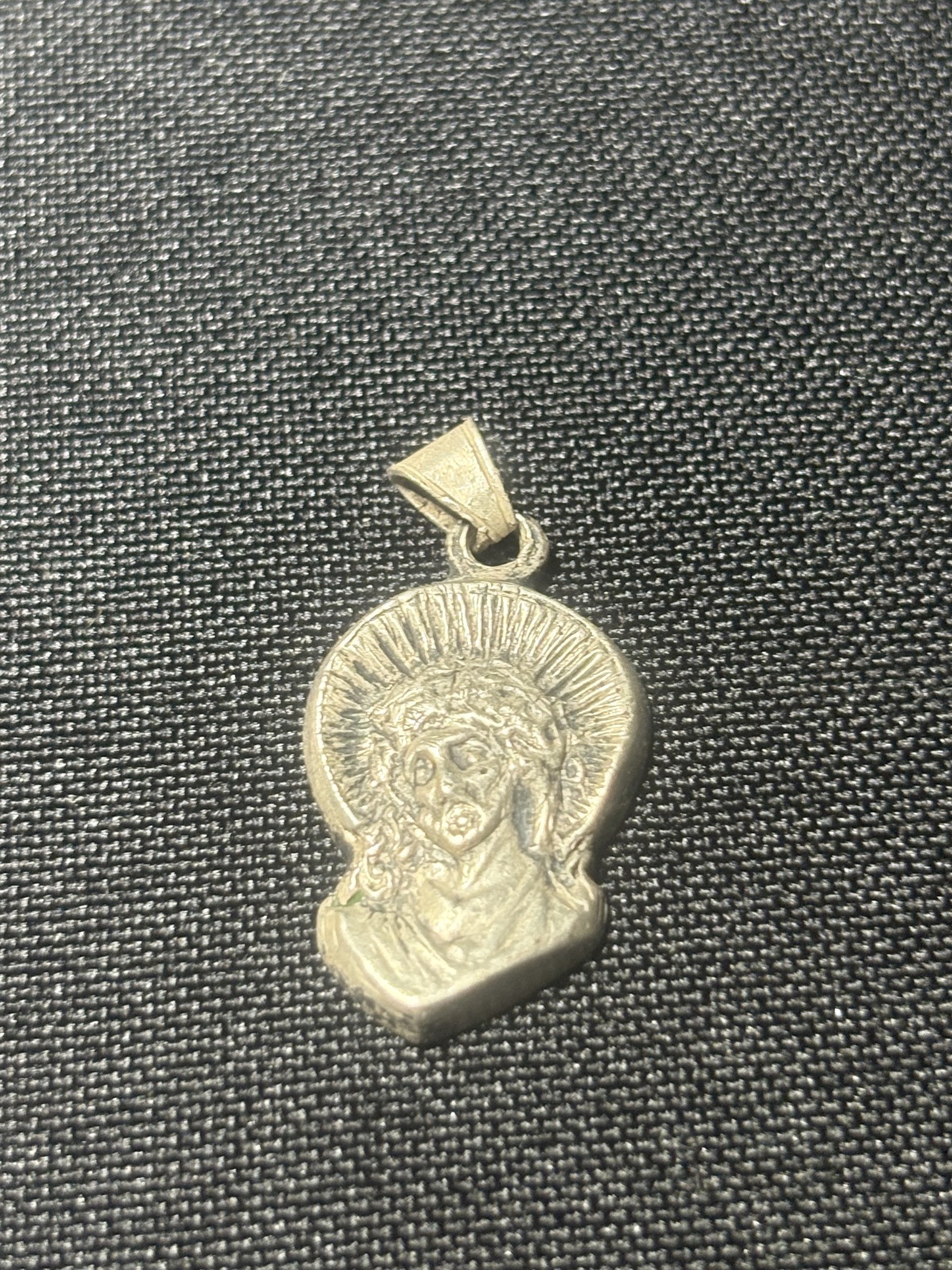 Silberamulett mit Jesus