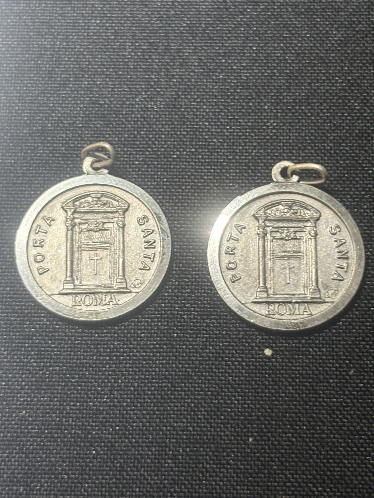 2 Stuck Silbermedaillon mit der Darstellung des Papstes