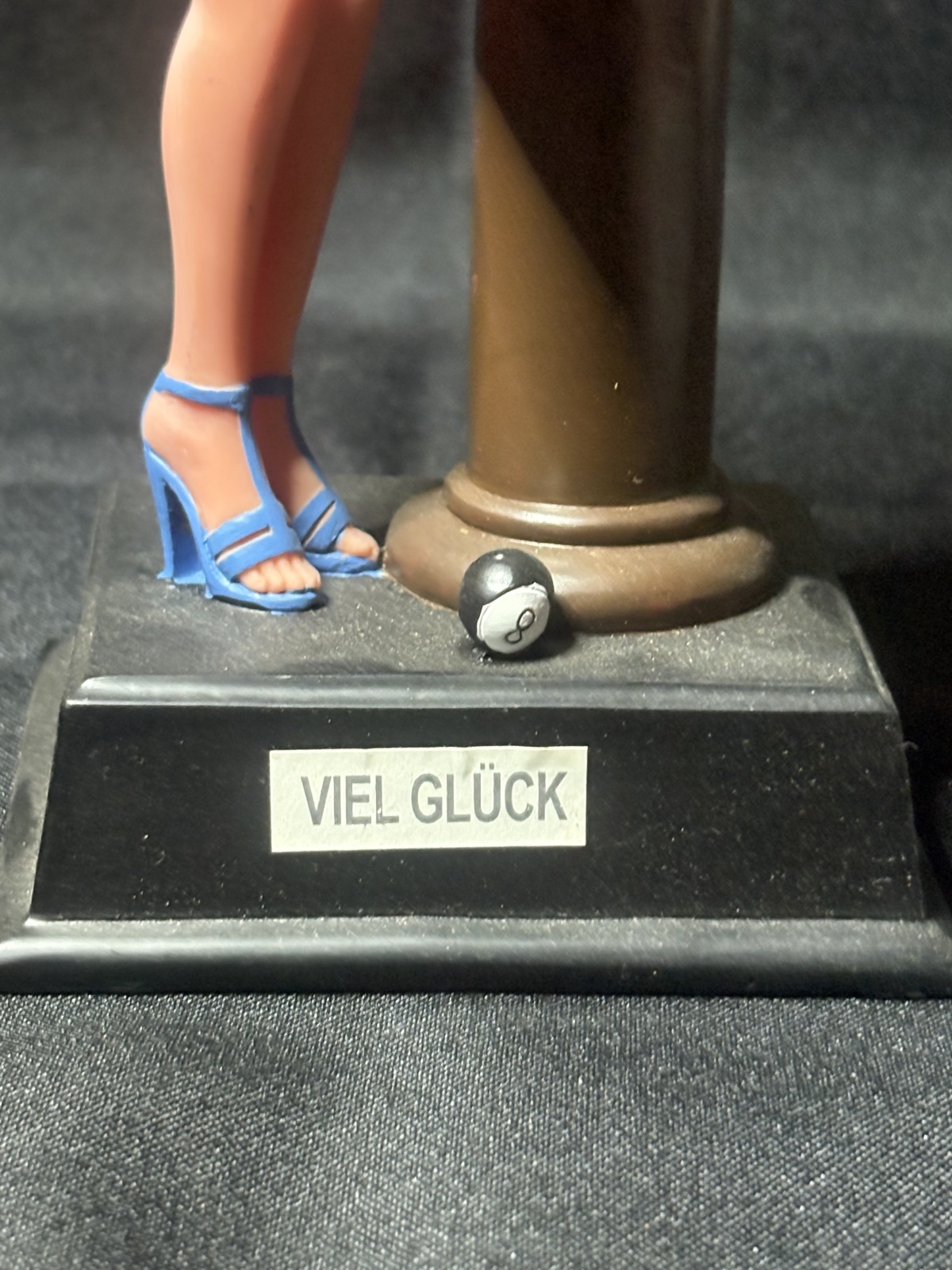 Figur eines Mädchens und eines Billardtisches