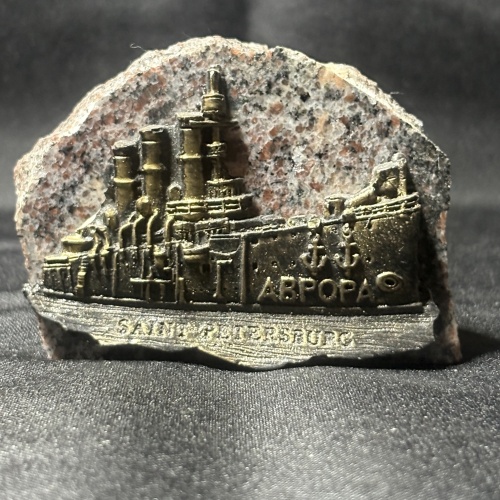 Bronzerelief des Schiffes Aurora auf einem Stein St. Petersburg