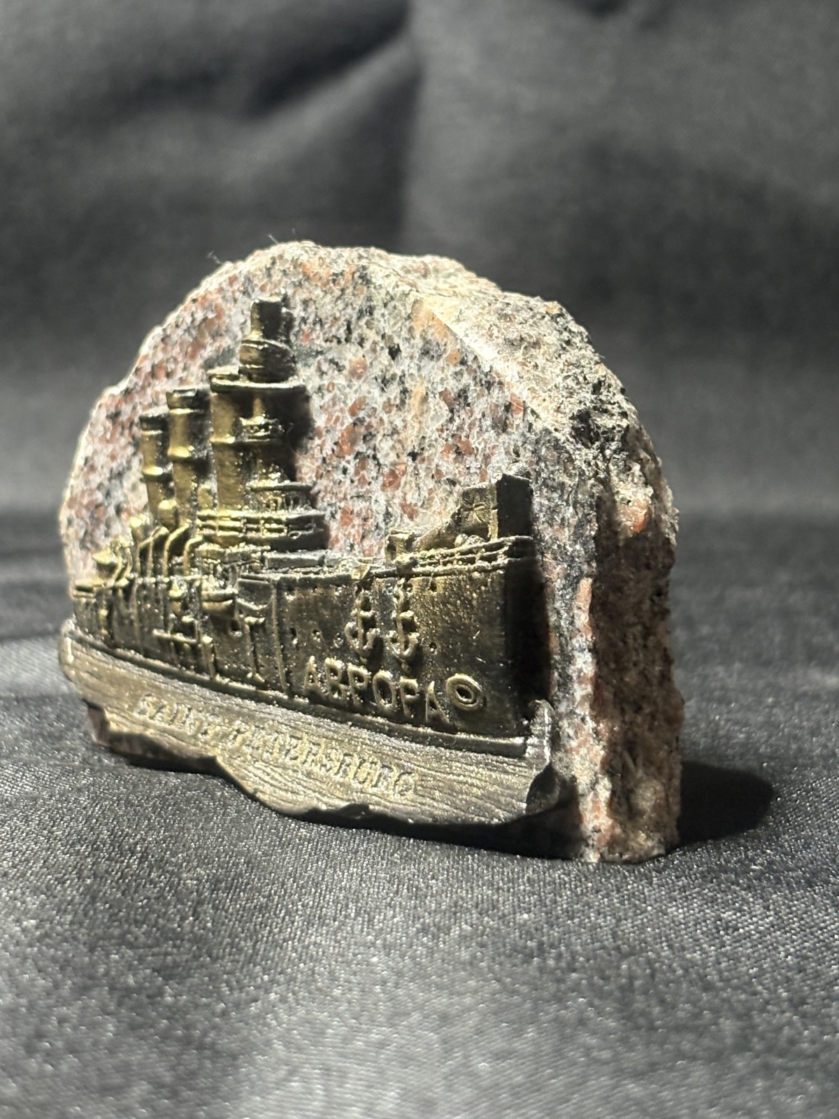 Bronzerelief des Schiffes Aurora auf einem Stein St. Petersburg