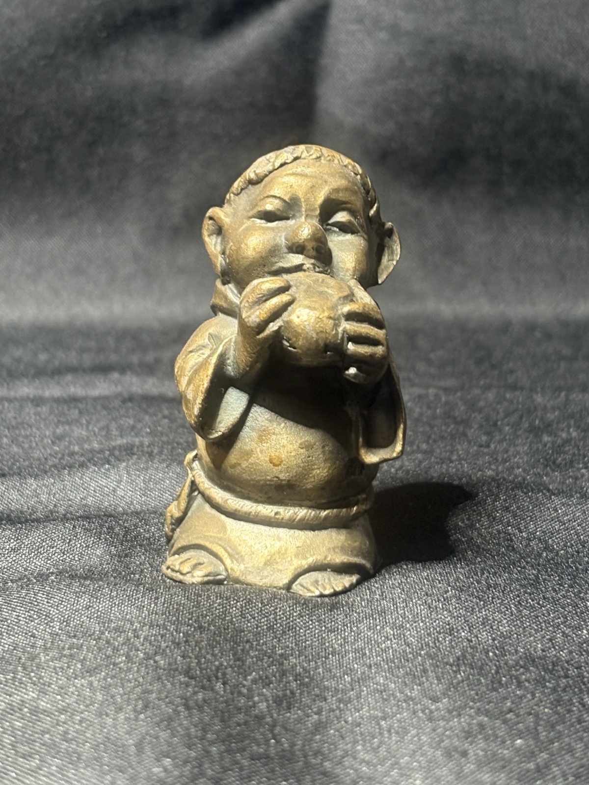 Italienische Bronzefigur eines pfeifenden Mönchs