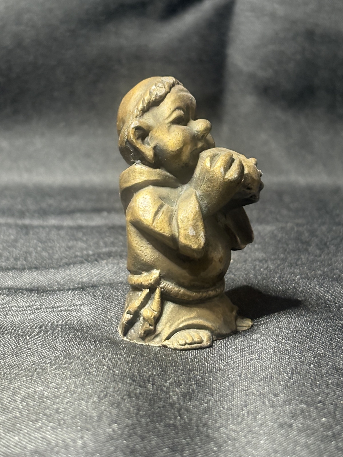 Italienische Bronzefigur eines pfeifenden Mönchs