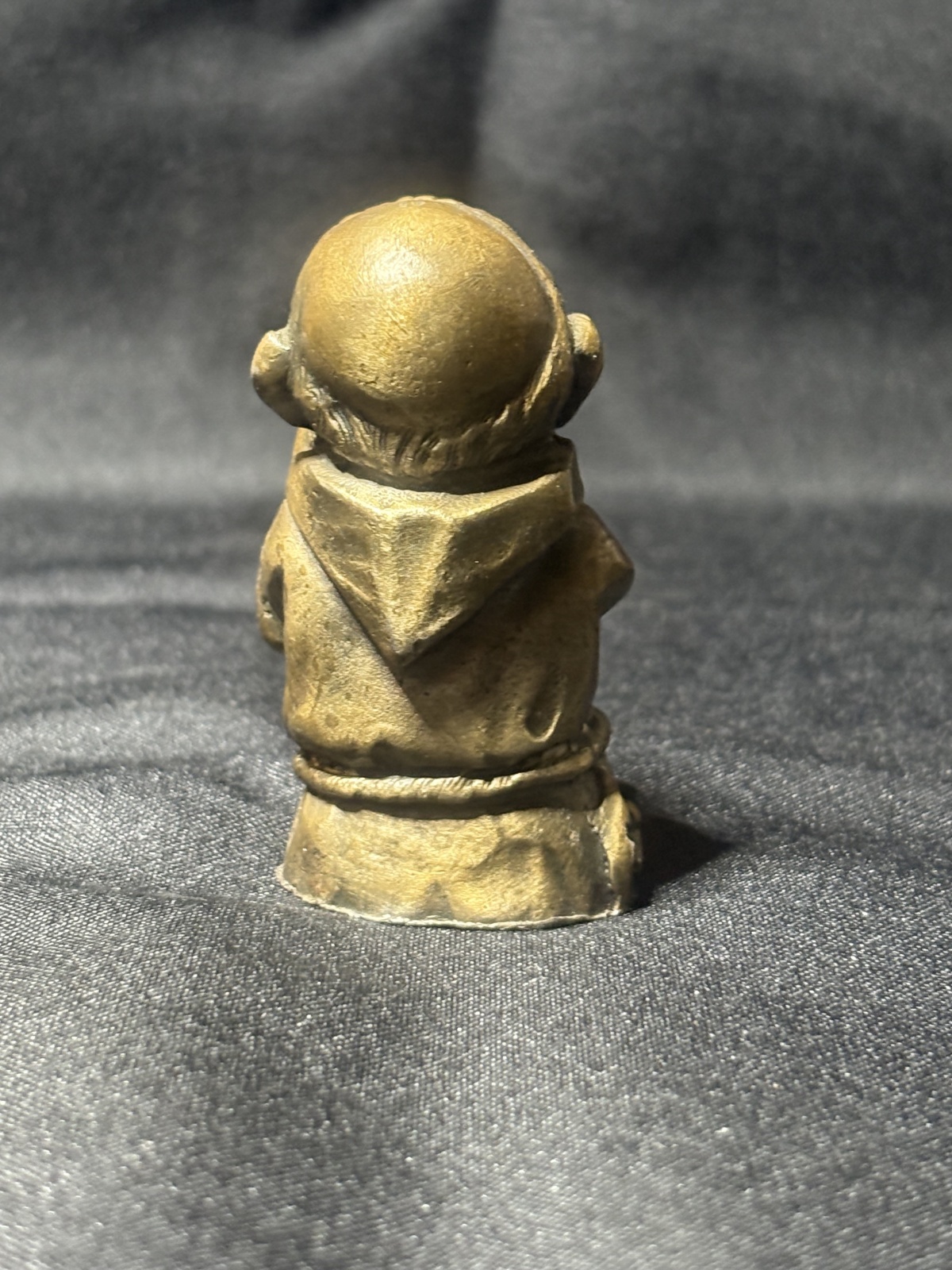 Italienische Bronzefigur eines pfeifenden Mönchs