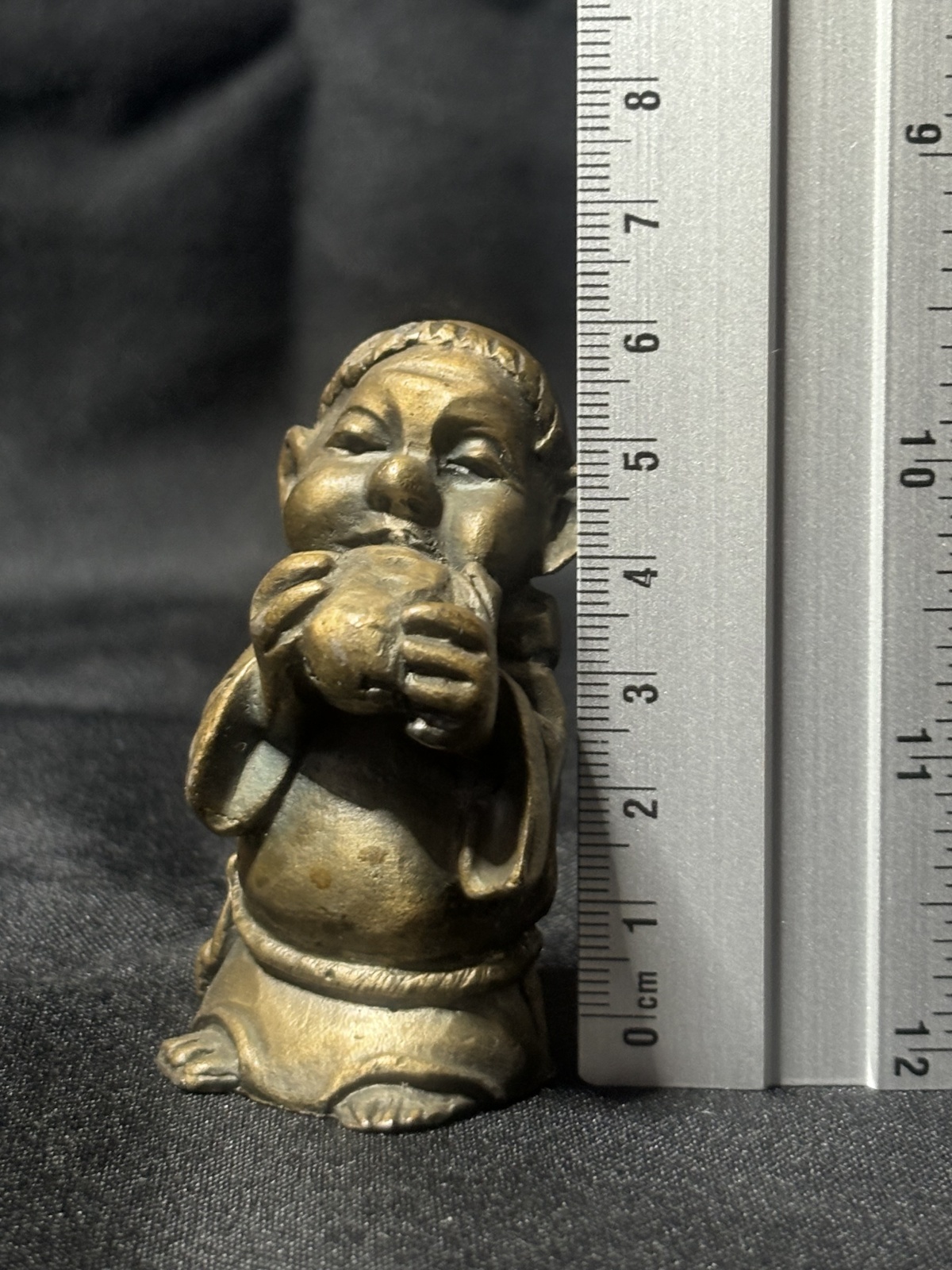 Italienische Bronzefigur eines pfeifenden Mönchs