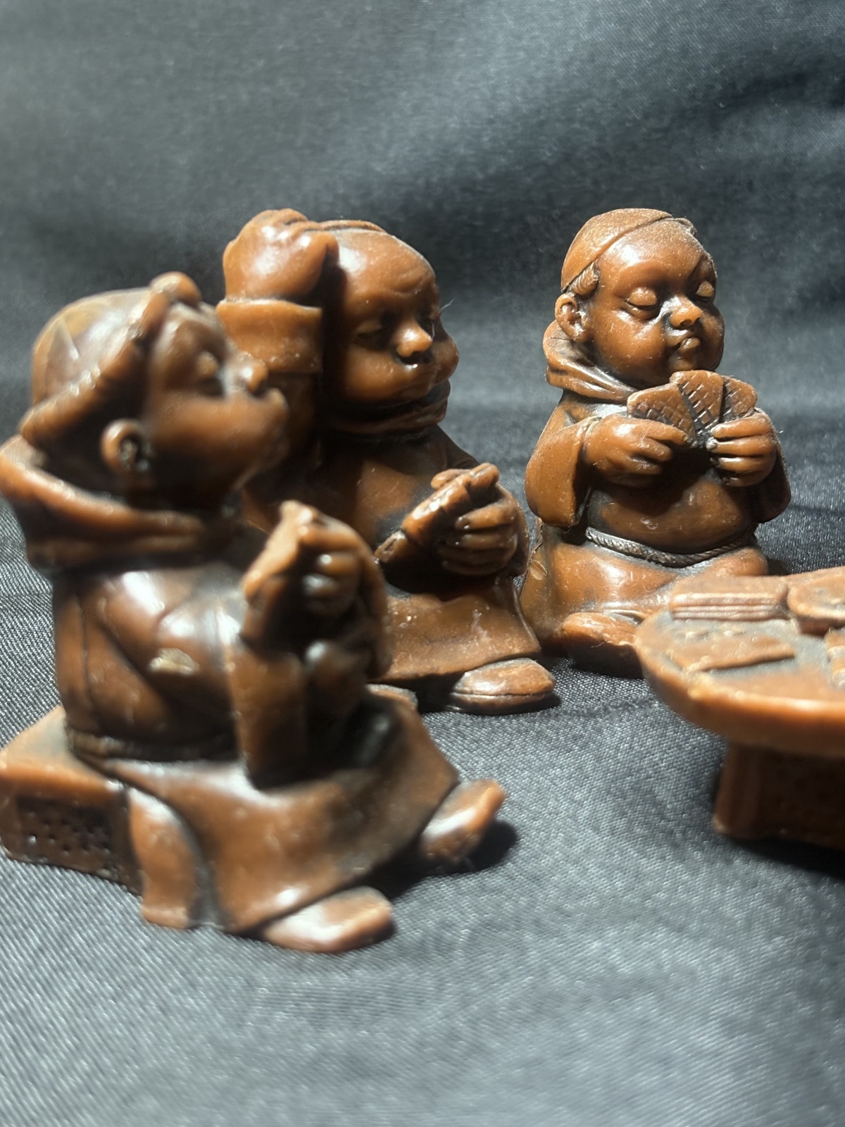 Set mit Mönchsfiguren, Spielkarten, 5 Stück + Tisch