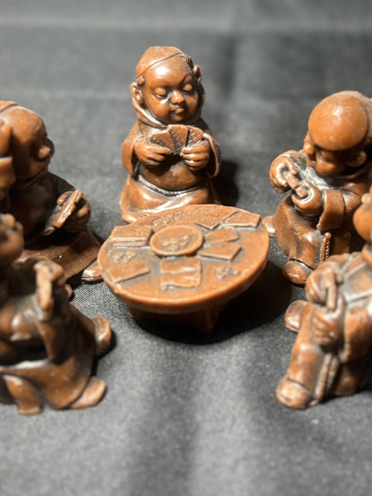 Set mit Mönchsfiguren, Spielkarten, 5 Stück + Tisch