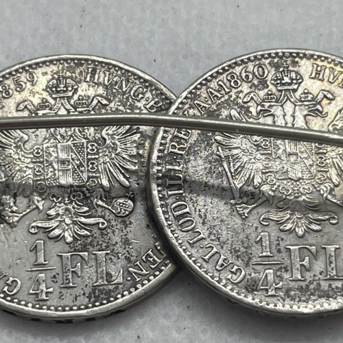 Brosche aus Silber-Münzen gefertigt