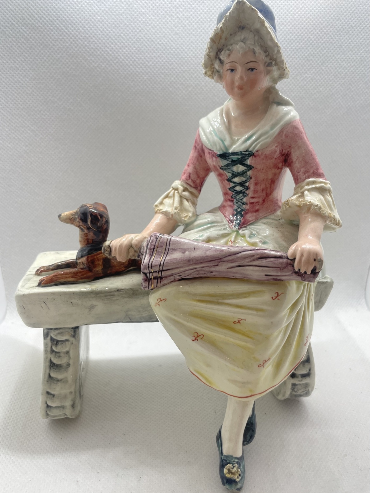 Große alte Royal Dux Bohemia Porzellanfigur mit Fehler "Dame auf Bank mit Hund"