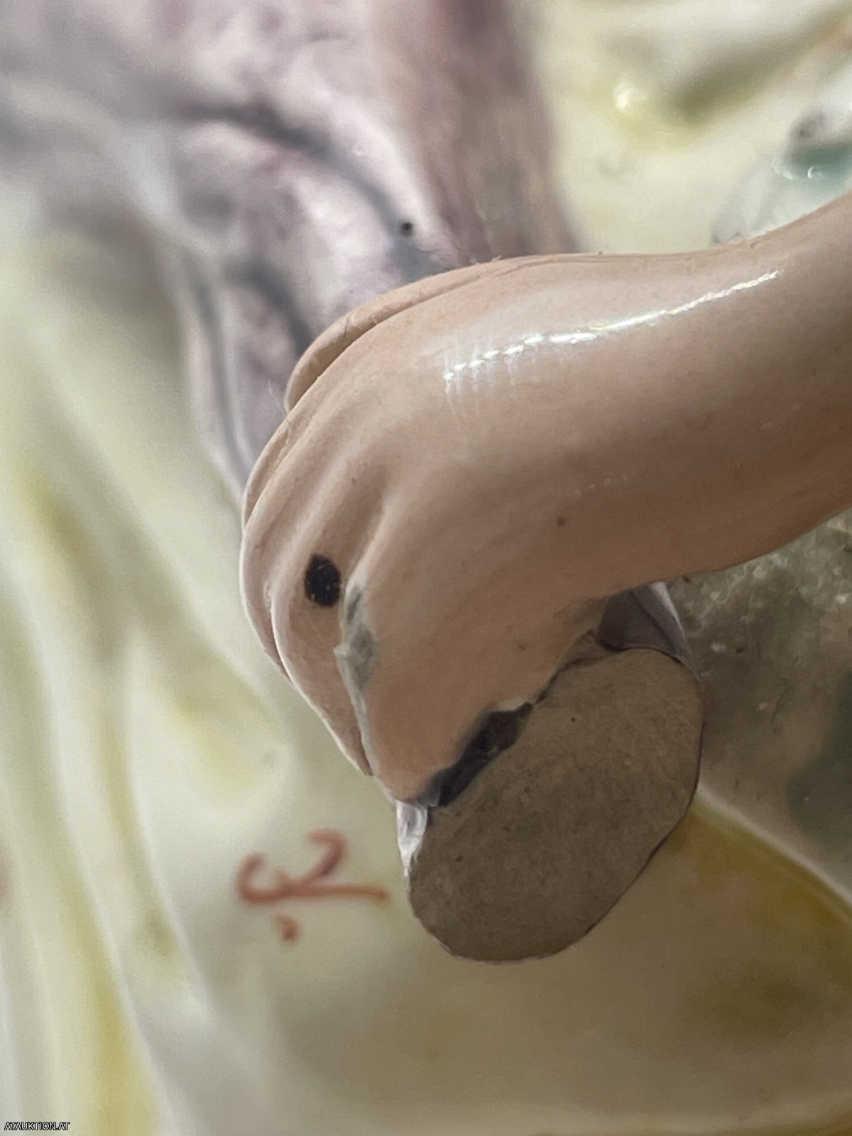 Große alte Royal Dux Bohemia Porzellanfigur mit Fehler "Dame auf Bank mit Hund"