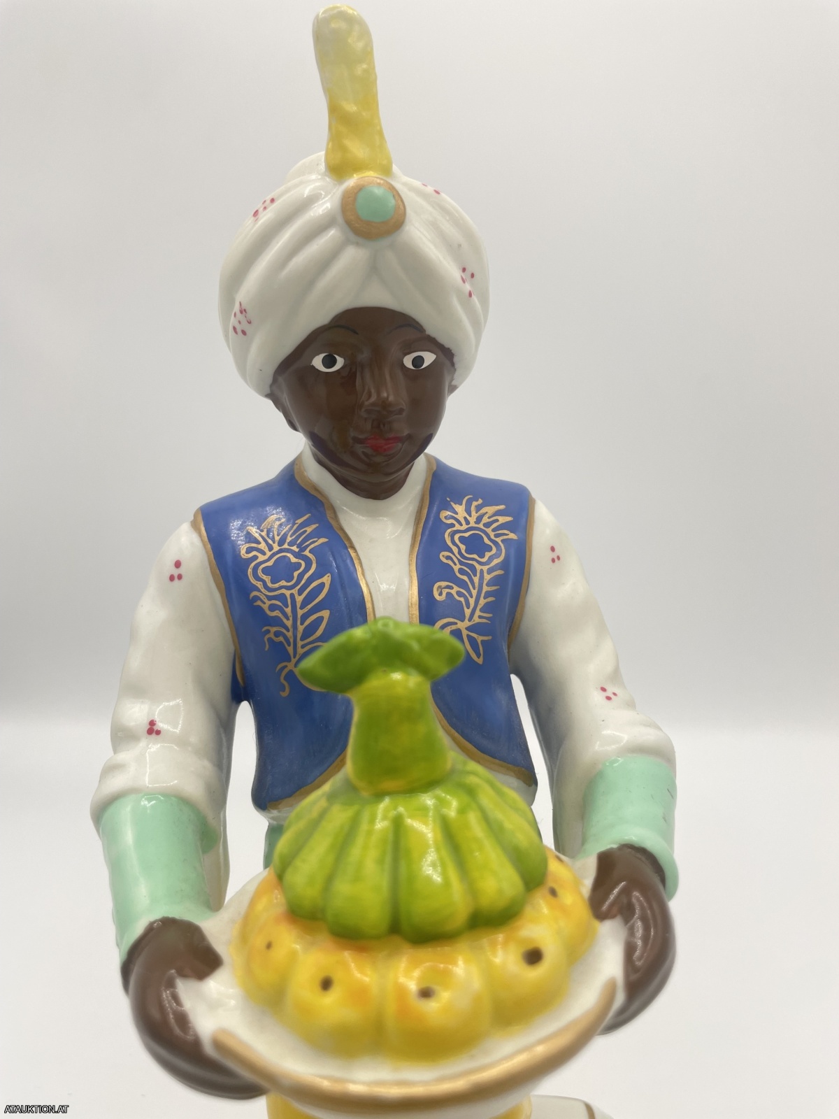 Seltene Neundorf Porzellan Figur