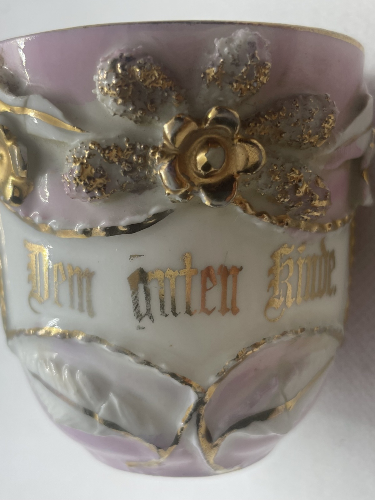 Sehr altes Prunkhäferl Jugendstil Rosenhäferl "Dem guten Kinde"