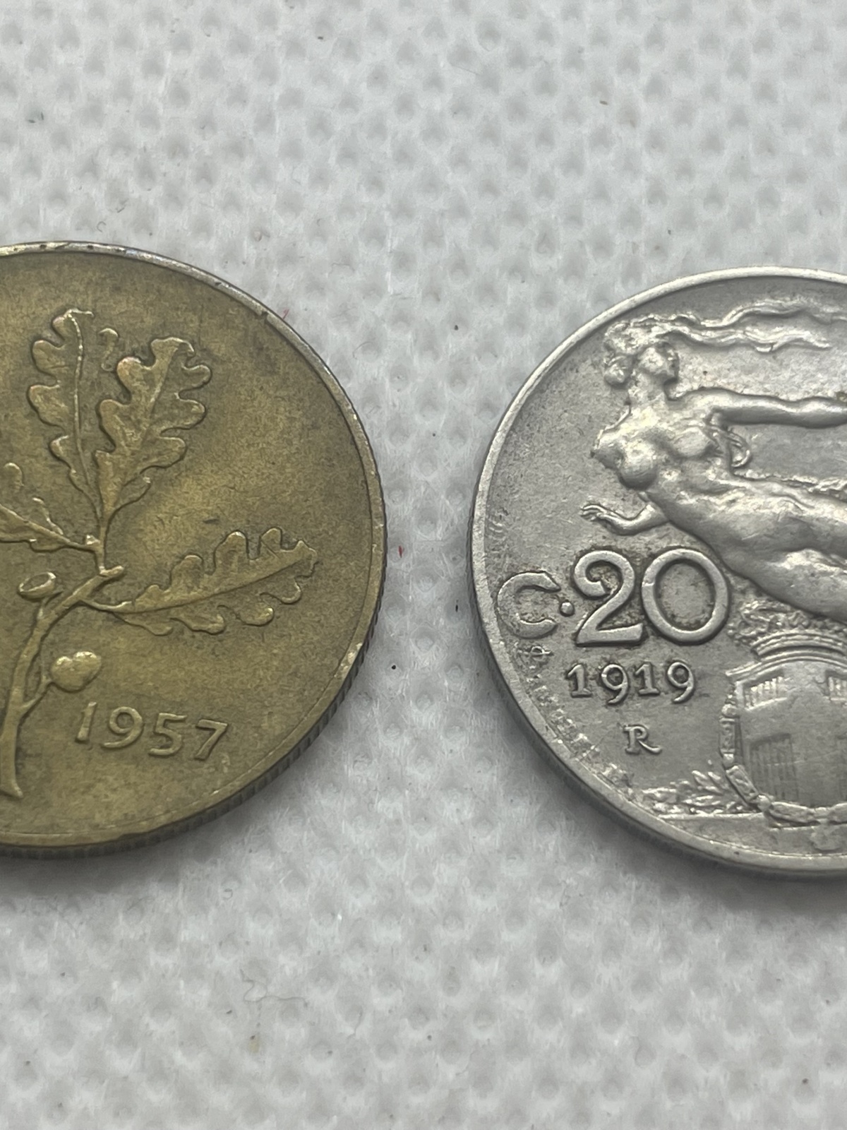 2 italienische Münzen von 1919 und 1957