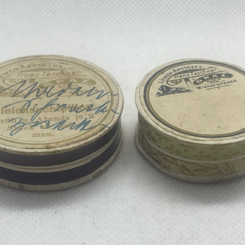 Vintage Dosen aus Karton eines Apothekers aus Graz