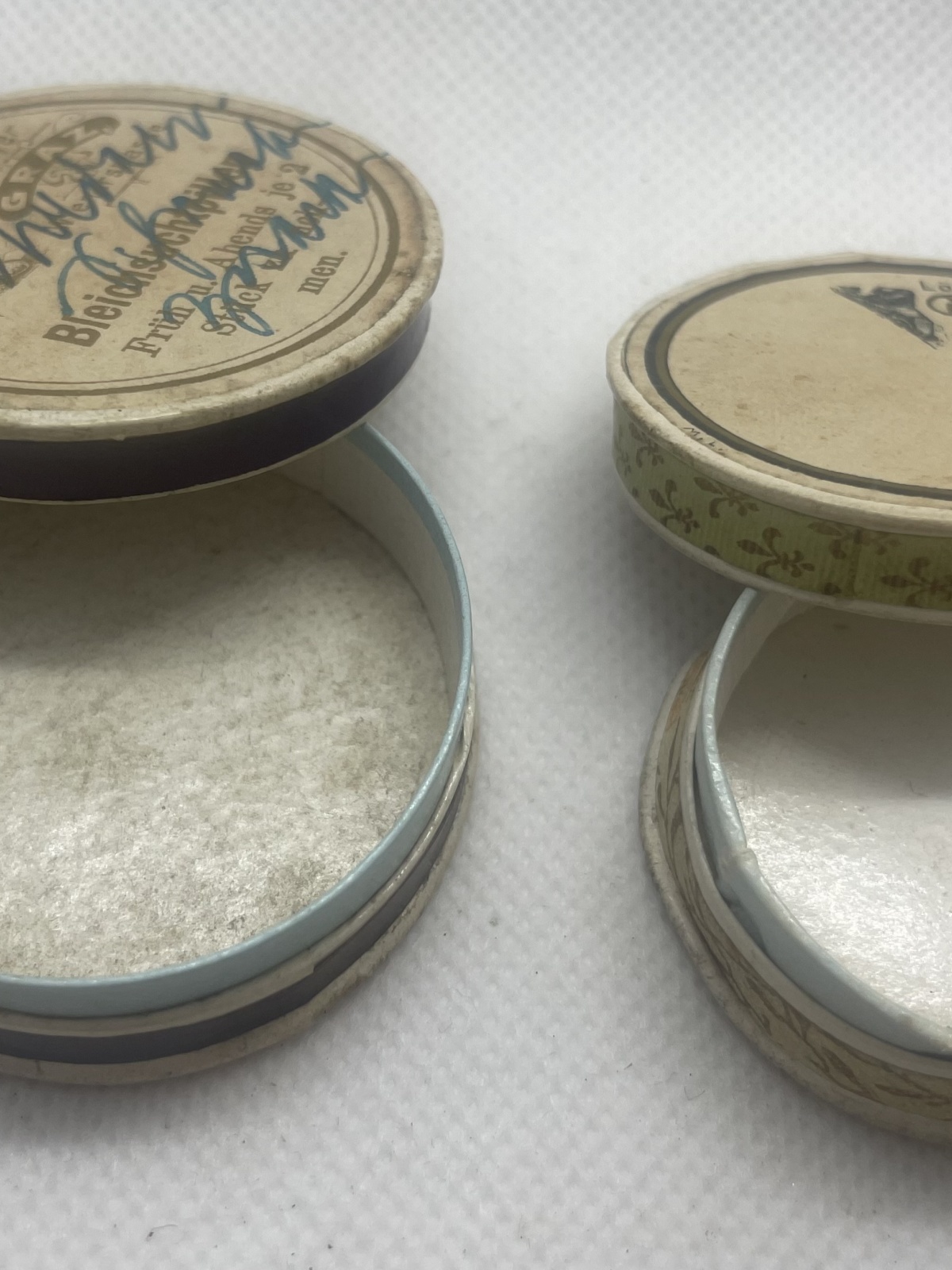 Vintage Dosen aus Karton eines Apothekers aus Graz