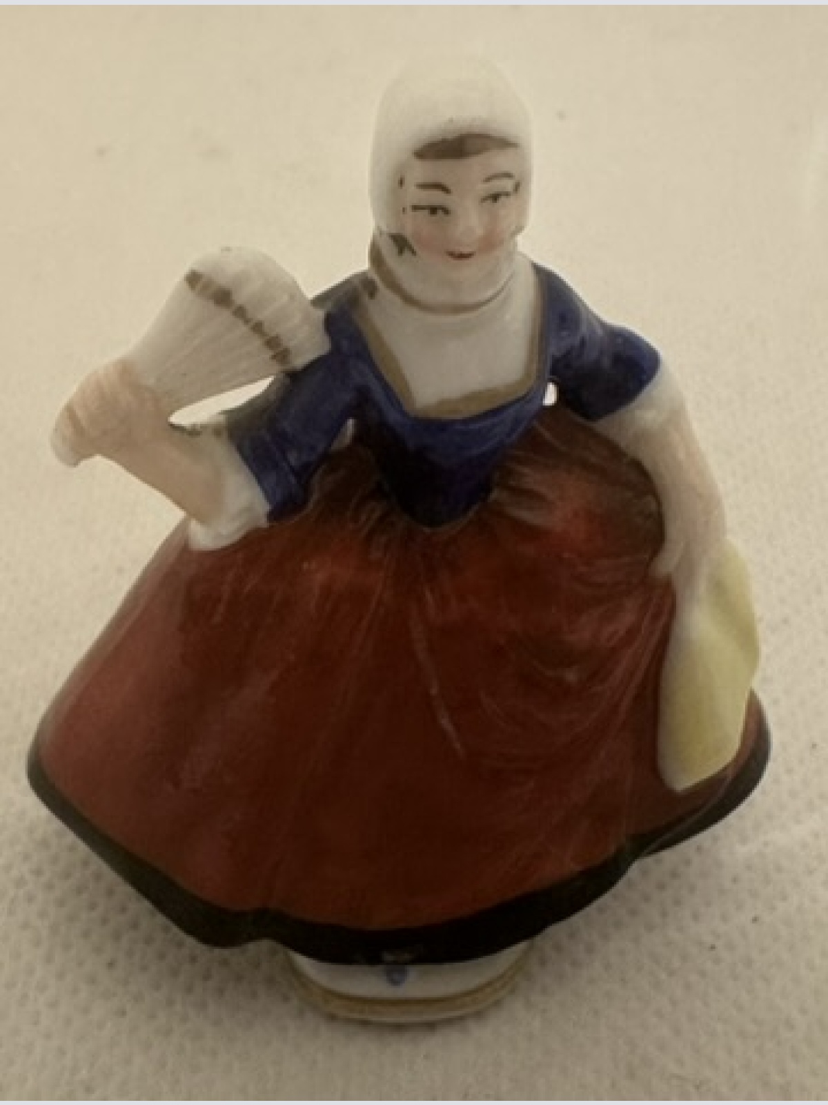 Augarten Wien kleine Porzellanfigur Dame mit Tracht