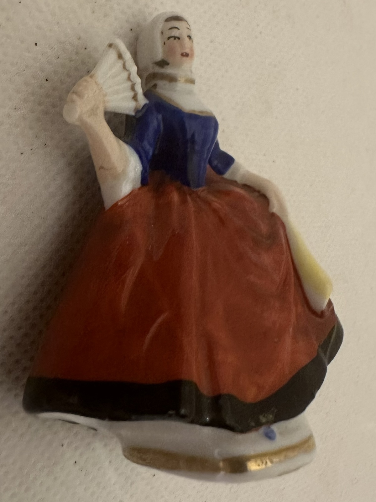 Augarten Wien kleine Porzellanfigur Dame mit Tracht