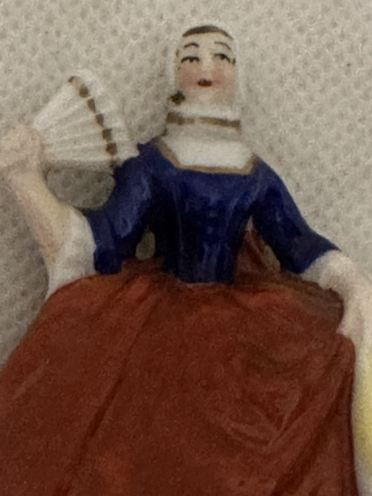 Augarten Wien kleine Porzellanfigur Dame mit Tracht