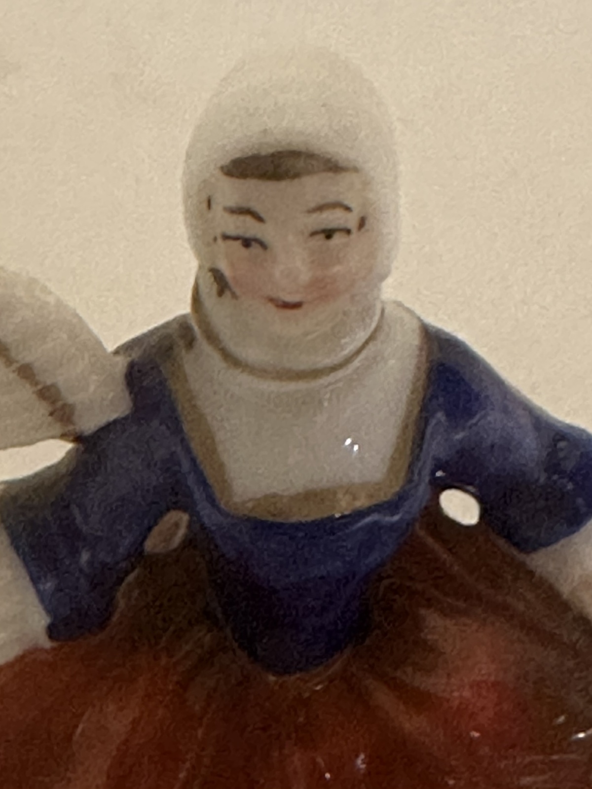 Augarten Wien kleine Porzellanfigur Dame mit Tracht