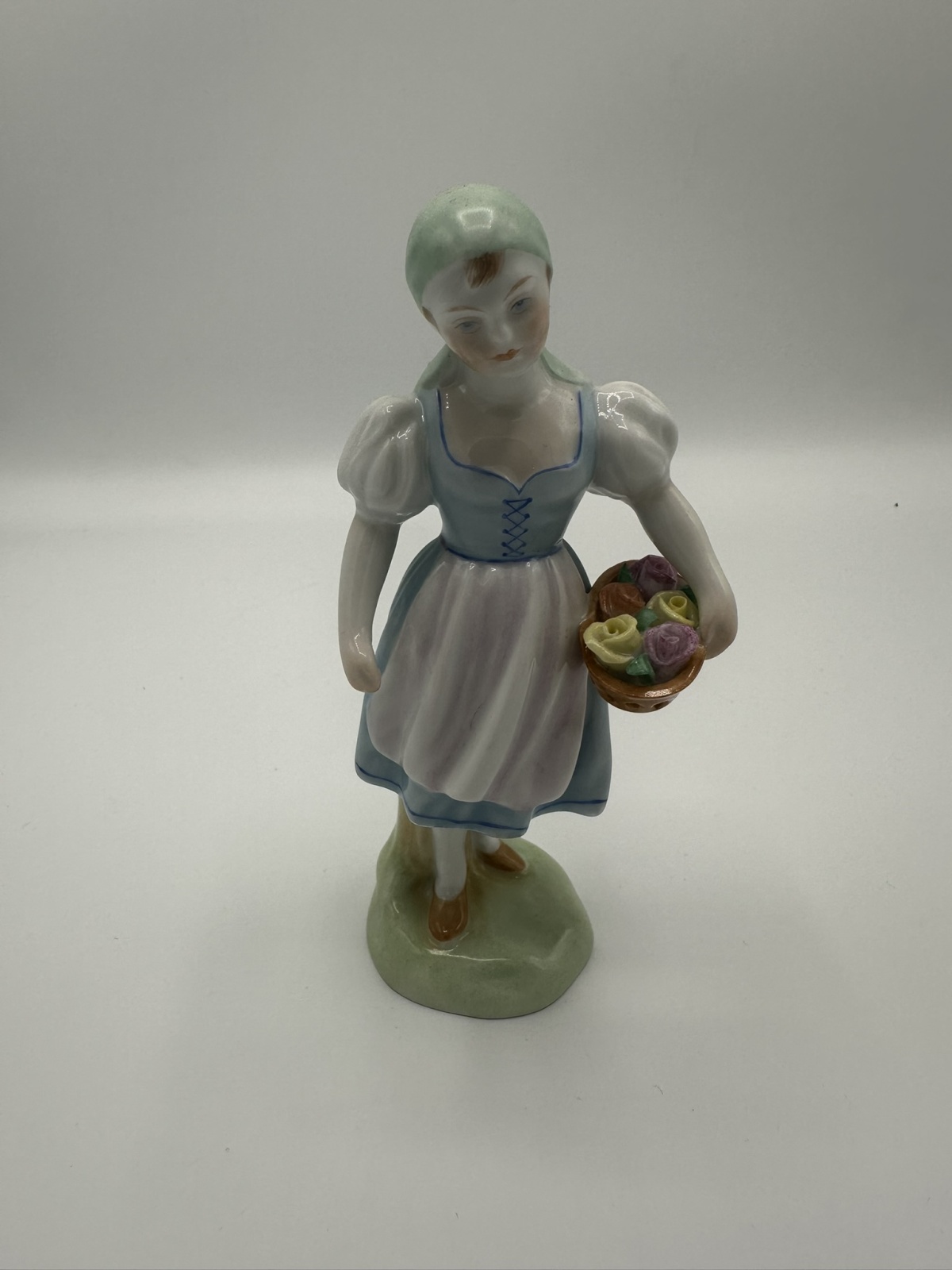 Herend Mädchen mit Blumenkorb