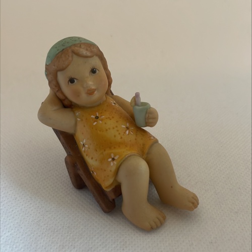 Goebel Figur Nina u. Marco/Limpke “Nina im Liegestuhl mit Erfrischungsgetränk”