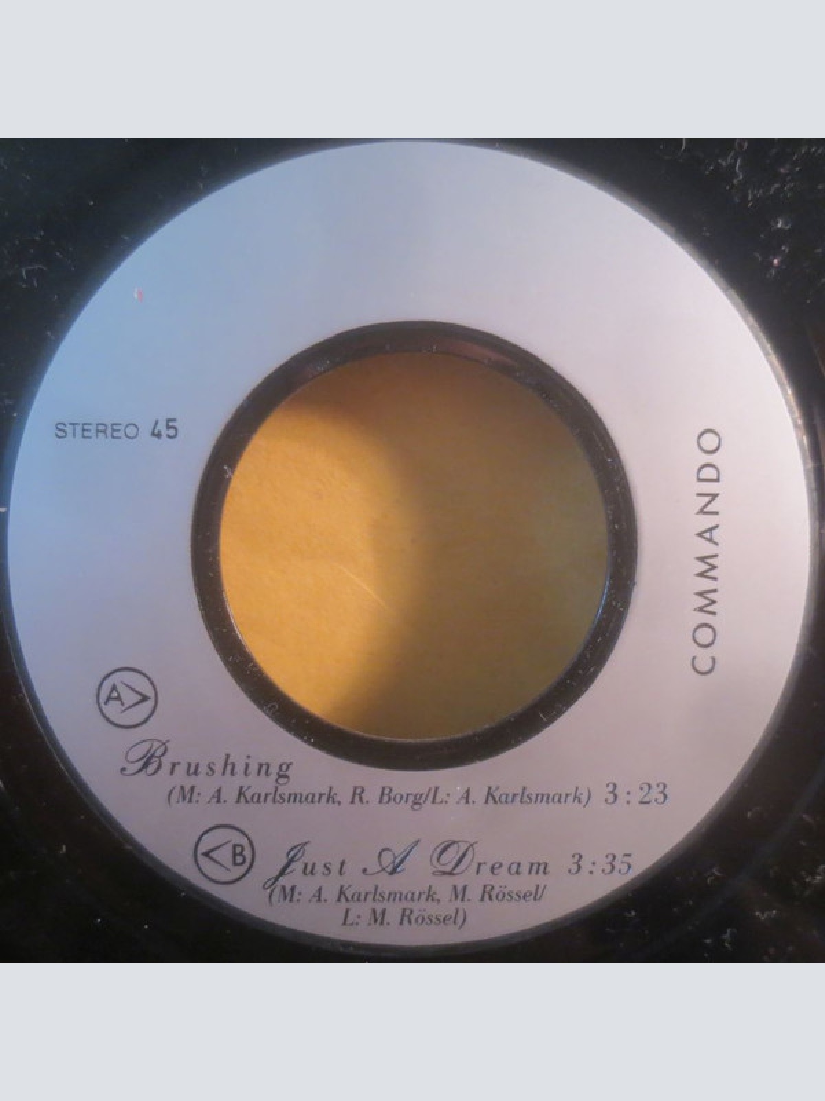 Vinyl / Commando* - Brushing