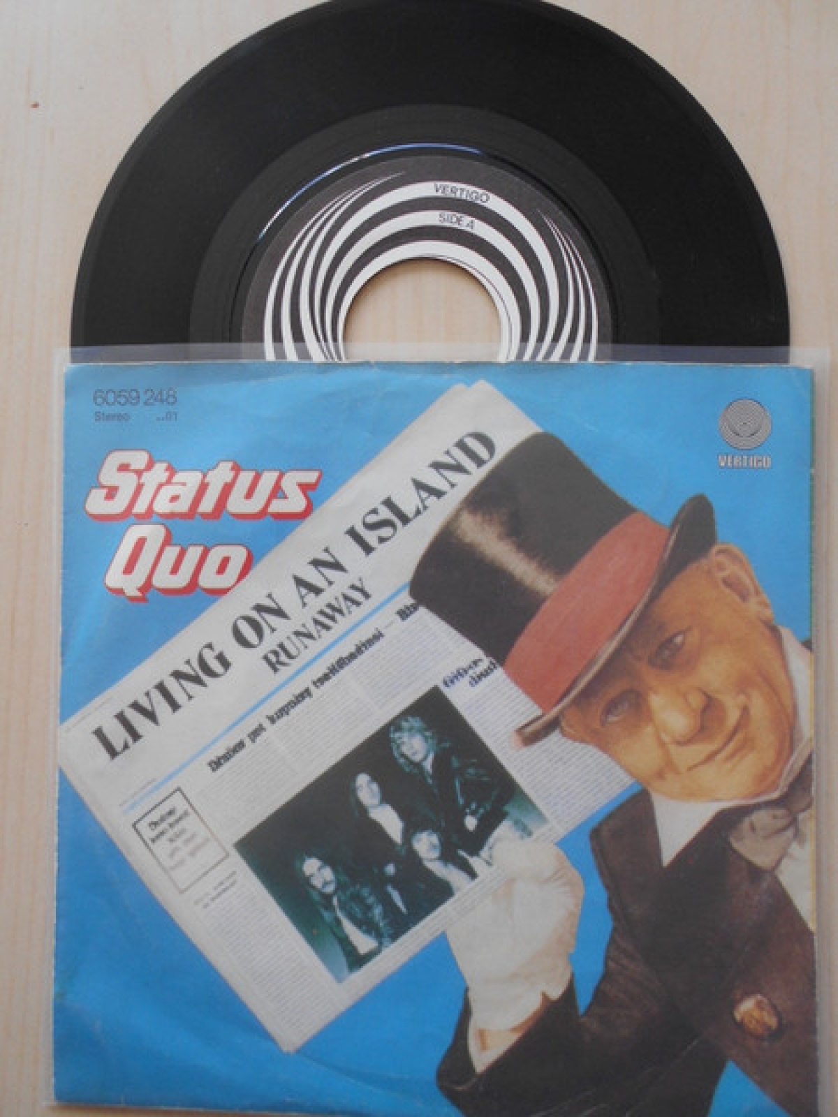 Vinyl / Status Quo - Living On An Island