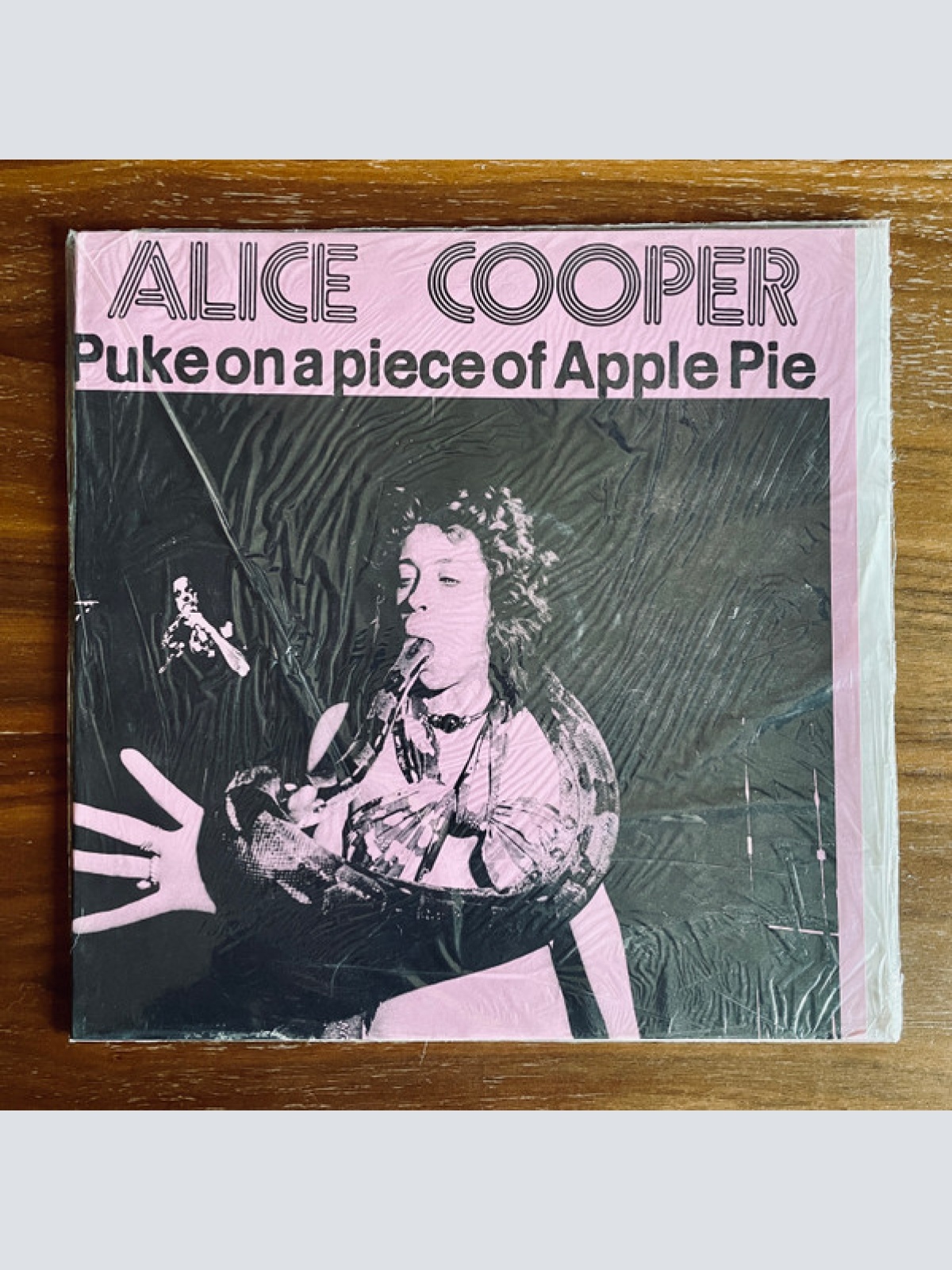 Vinyl / Alice Cooper - Puke On A Piece Of Apple Pie