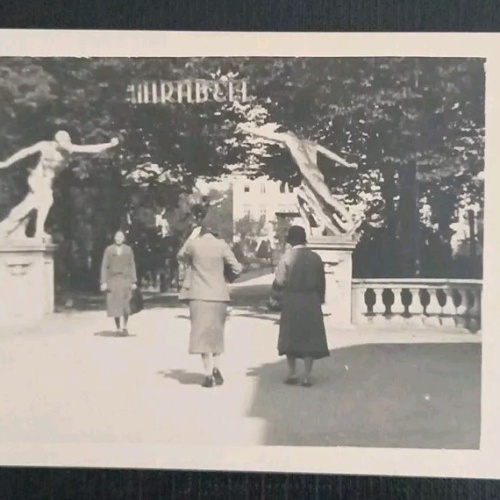 Salzburg Mirabellgarten Eingang 4 Frauen 600398A gr K