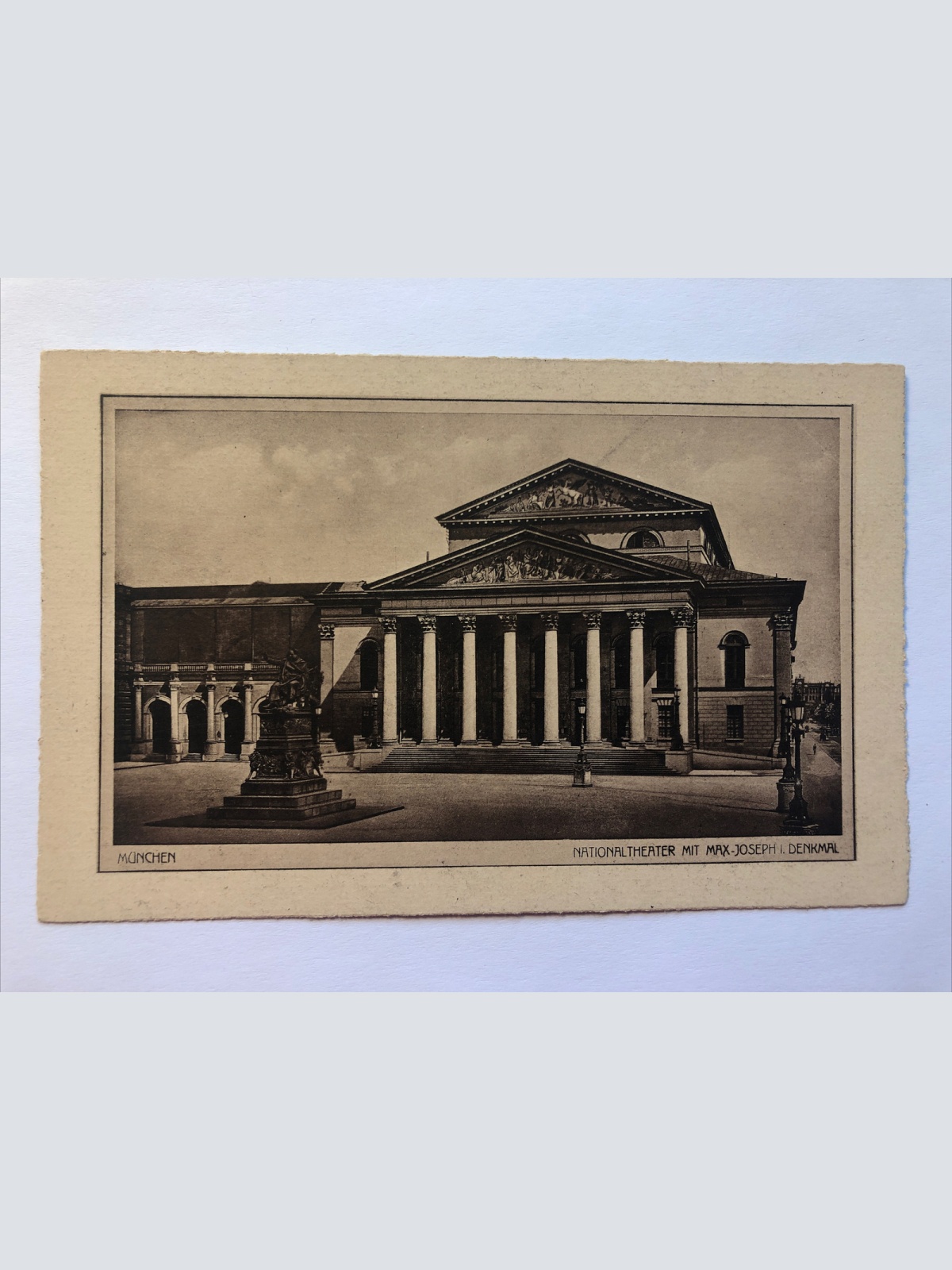 München Nationaltheater mit Max- Joseph I. Denkmal. 20250