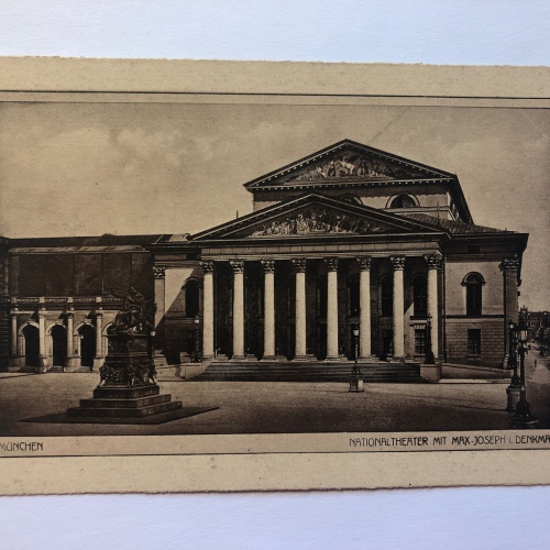 München Nationaltheater mit Max- Joseph I. Denkmal. 20250