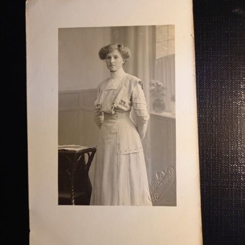 Frau mit Kleid und Buch 402759 gr C