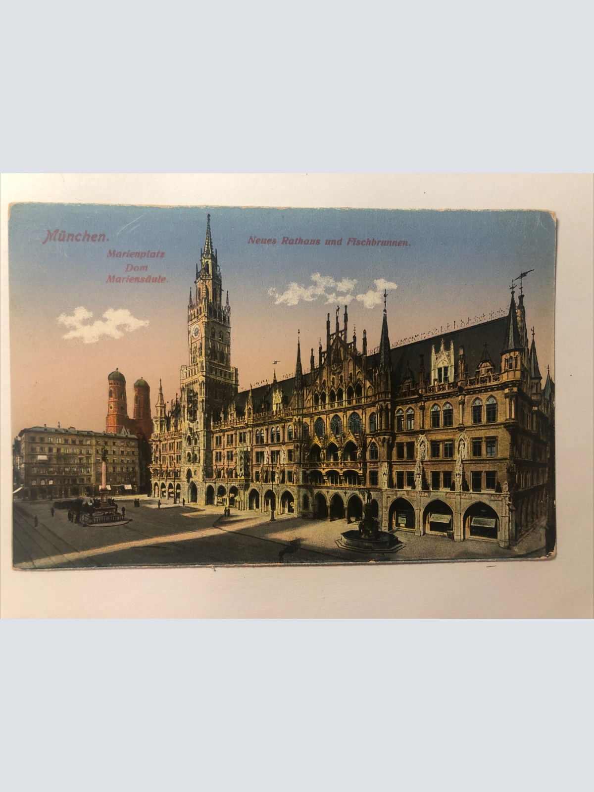 München. Marienplatz Dom Mariensäule. Neues Rathaus und Fischbrunnen. 20329