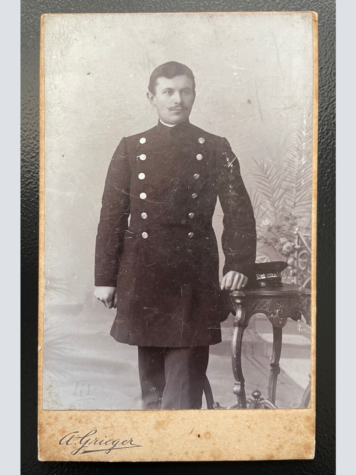 Foto Porträt Soldat Uniform Bart A.Grieger Berlin ca.10,2x6,3cm 402423 TH