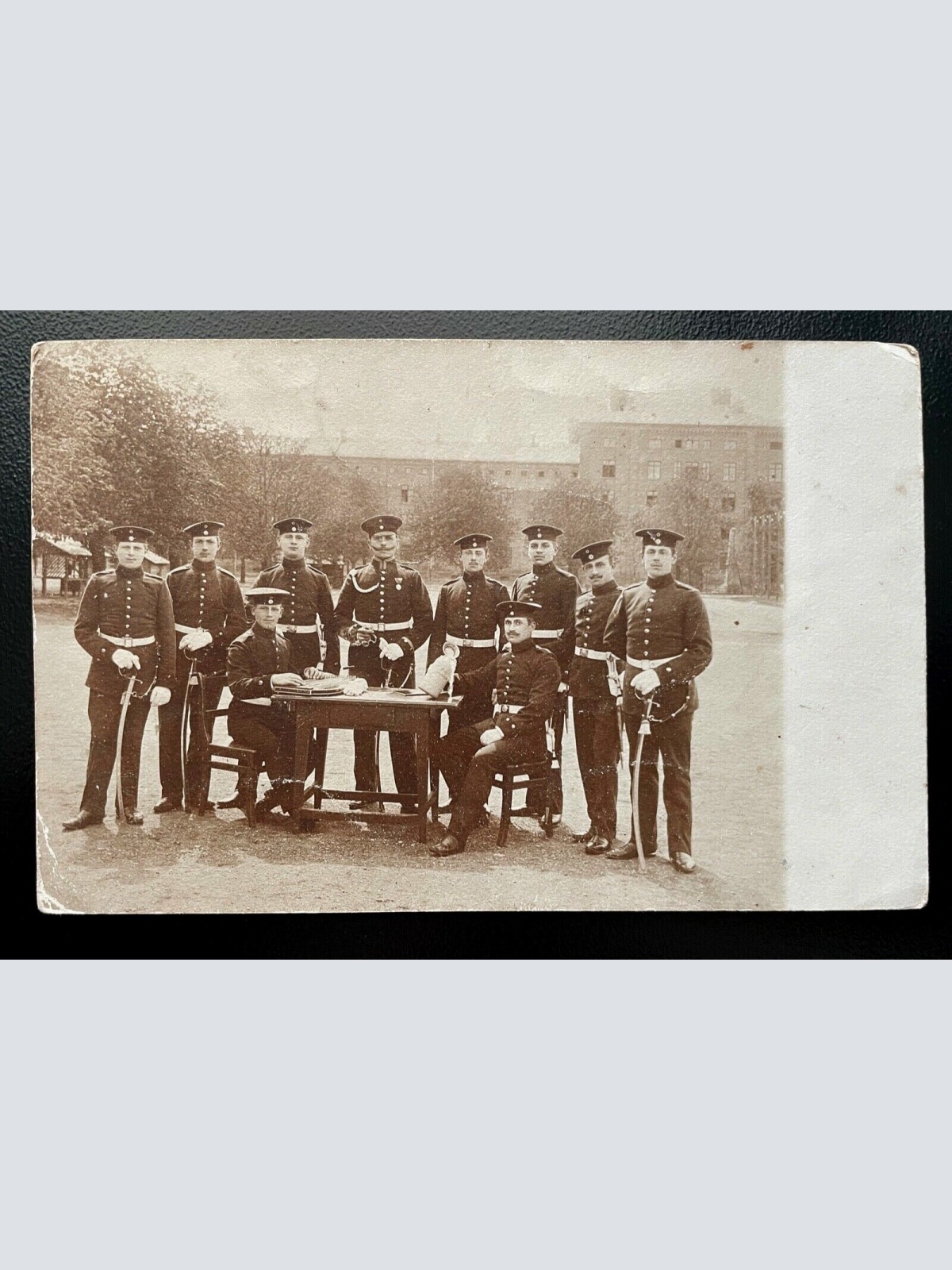 Gruppenaufnahme Soldaten Uniform Degen Schirmmütze Tisch Militär Krieg 402499 TH