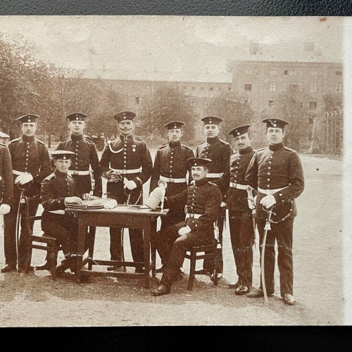 Gruppenaufnahme Soldaten Uniform Degen Schirmmütze Tisch Militär Krieg 402499 TH