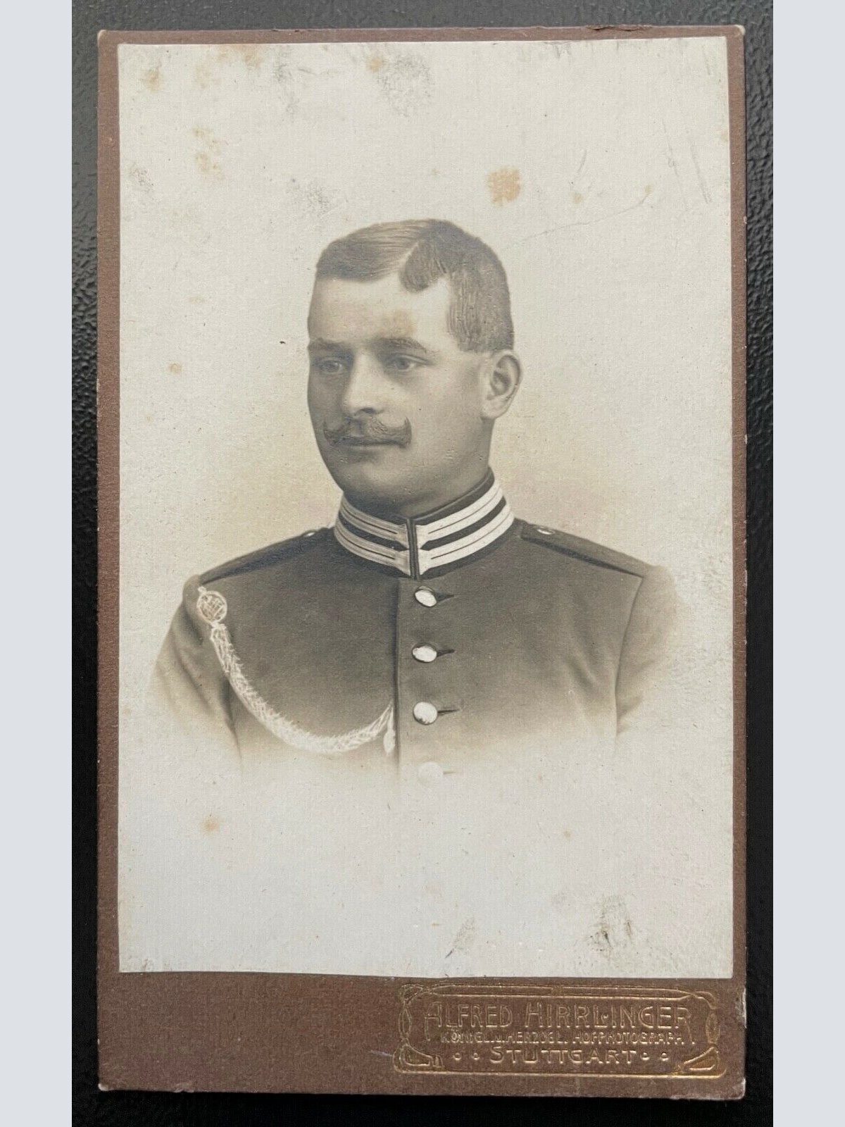 Foto Porträt Soldat Uniform Bart A.Hirrlinger Stuttgart ca.10,4x6,3cm 402432 TH