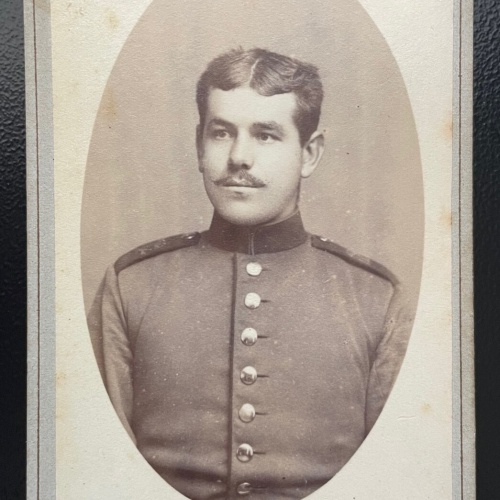 Foto Porträt Soldat Uniform Bart A.Eberwein Neu-Ulm ca.10,3x6,4cm 402433 TH