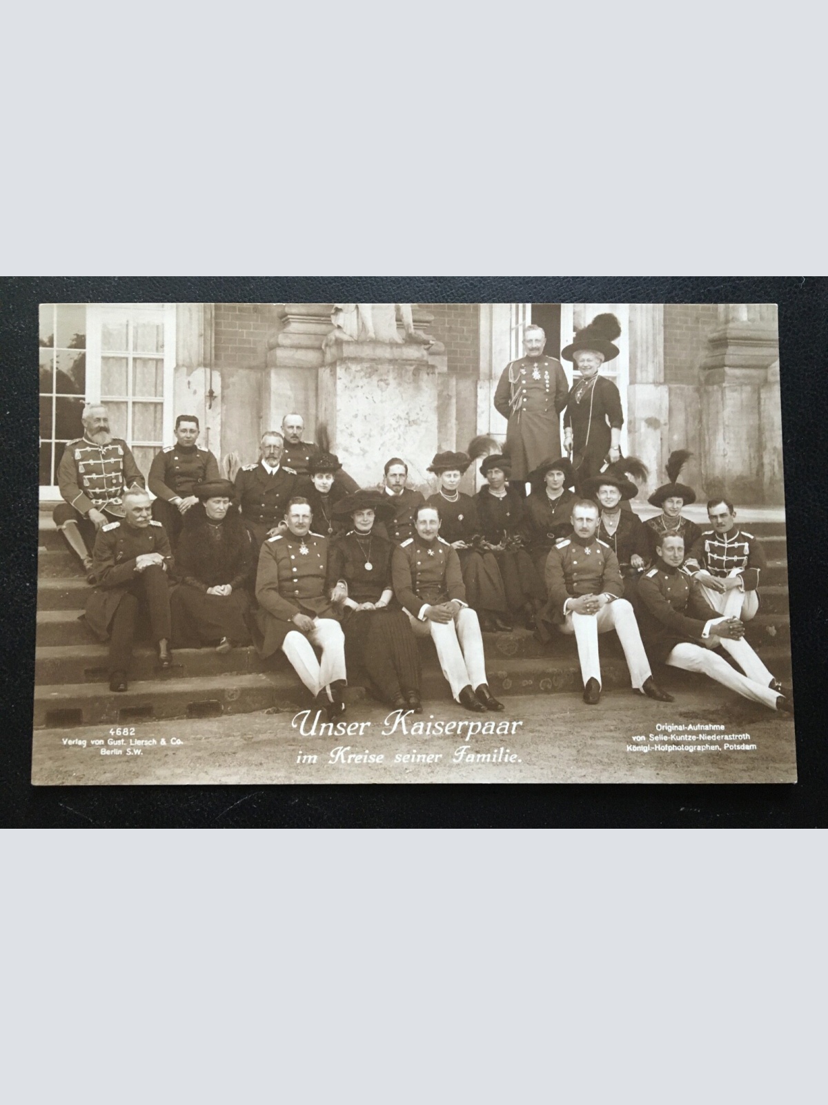 Unser Kaiserpaar im Kreise seiner Familie - Soldaten Militär Krieg 400608 TH SH1